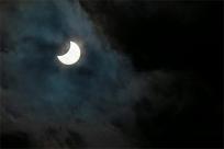 Zaćmienie Słońca: Kosmiczny taniec trzech ciał