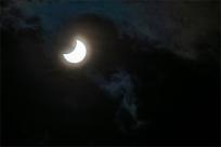 Zaćmienie Słońca: Kosmiczny taniec trzech ciał