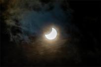 Zaćmienie Słońca: Kosmiczny taniec trzech ciał