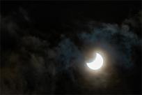 Zaćmienie Słońca: Kosmiczny taniec trzech ciał