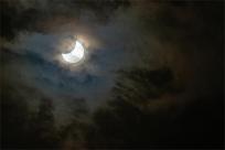 Zaćmienie Słońca: Kosmiczny taniec trzech ciał