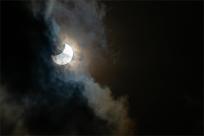 Zaćmienie Słońca: Kosmiczny taniec trzech ciał