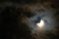 Zaćmienie Słońca: Kosmiczny taniec trzech ciał