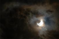 Zaćmienie Słońca: Kosmiczny taniec trzech ciał