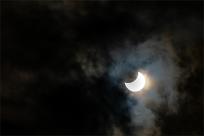 Zaćmienie Słońca: Kosmiczny taniec trzech ciał