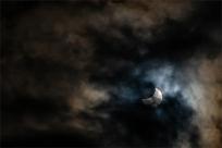 Zaćmienie Słońca: Kosmiczny taniec trzech ciał