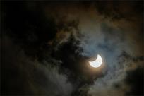 Zaćmienie Słońca: Kosmiczny taniec trzech ciał