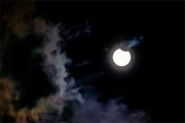 Zaćmienie Słońca: Kosmiczny taniec trzech ciał