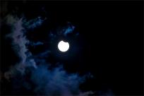 Zaćmienie Słońca: Kosmiczny taniec trzech ciał