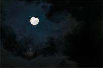 Zaćmienie Słońca: Kosmiczny taniec trzech ciał