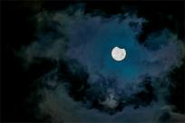 Zaćmienie Słońca: Kosmiczny taniec trzech ciał