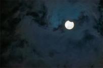 Zaćmienie Słońca: Kosmiczny taniec trzech ciał