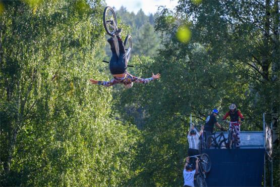 Happy Bike Beskidy 2024: Triki, skoki i muzyka