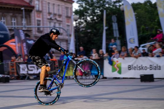 Piąte urodziny Happy Bike Beskidy – pierwszy dzień pełen ognia i rowerowej akrobatyki