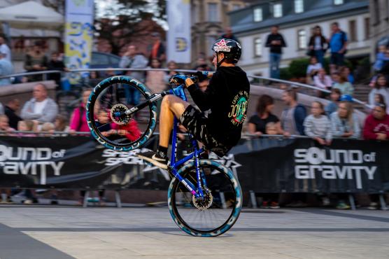 Piąte urodziny Happy Bike Beskidy – pierwszy dzień pełen ognia i rowerowej akrobatyki